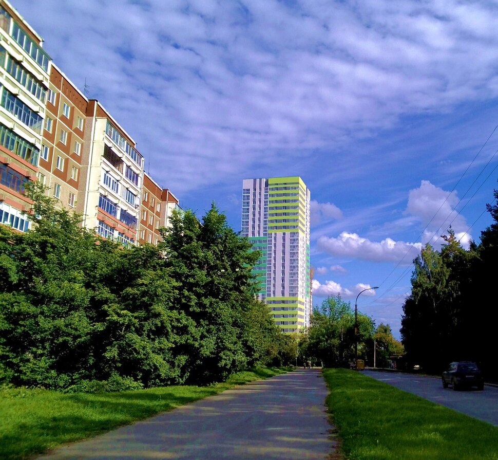 По улочке