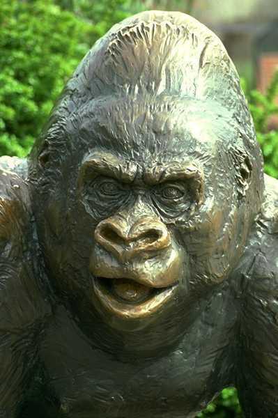 Скульптура гориллы