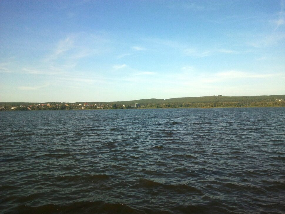 У реки