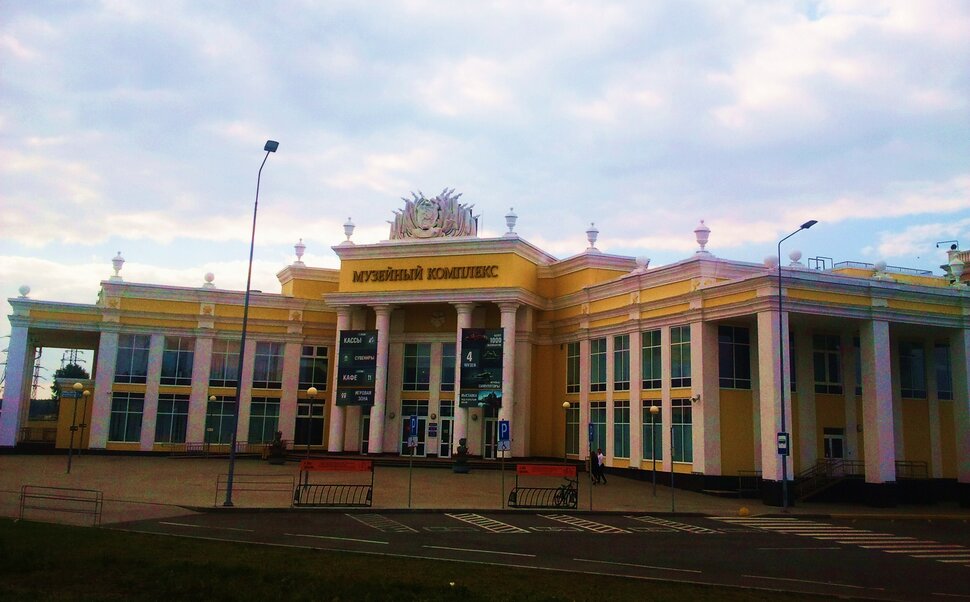 У домика