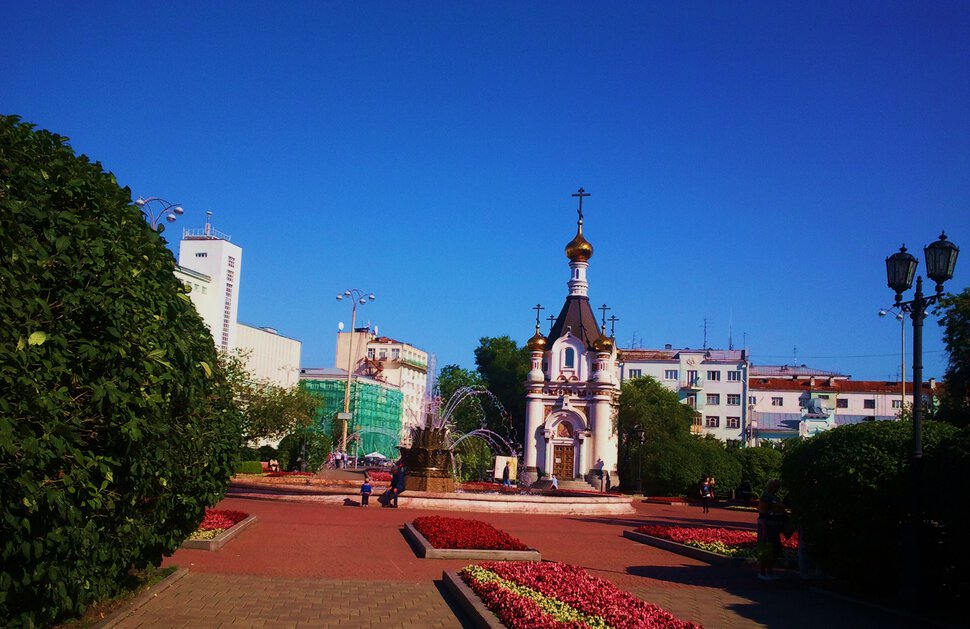 На площади с часовней