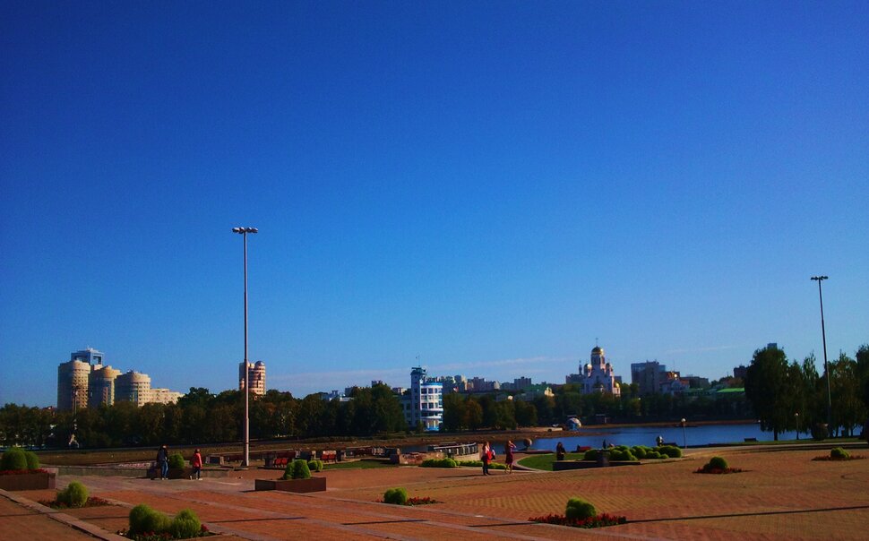 По набережной