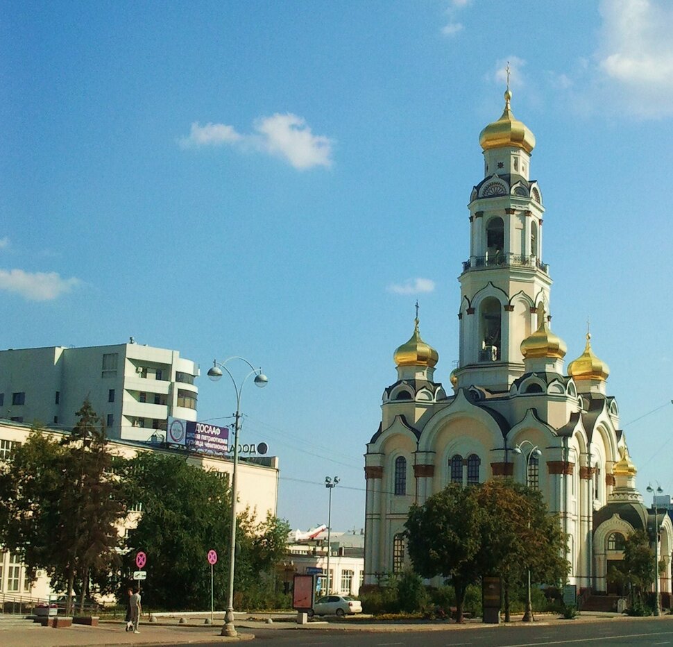 У храма