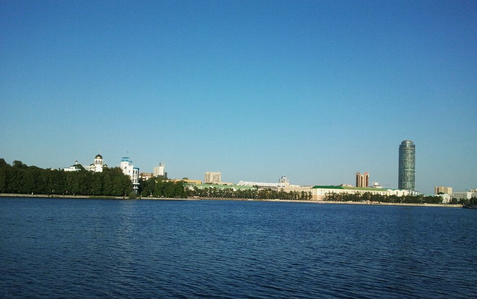 В городе у реки