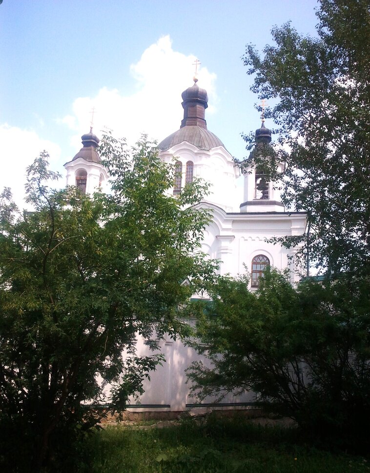У храма