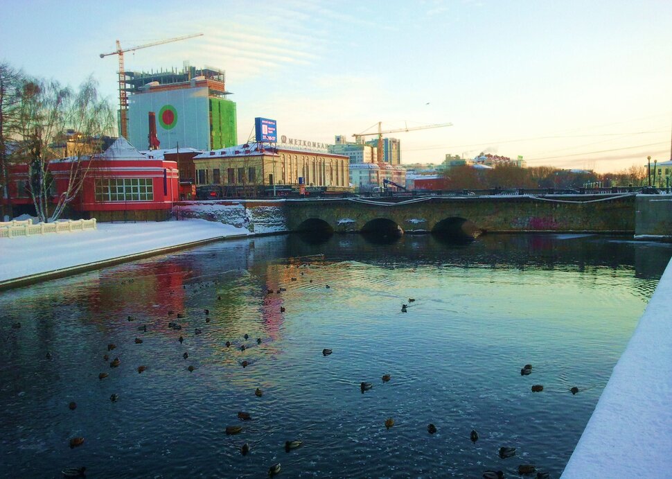 У реки