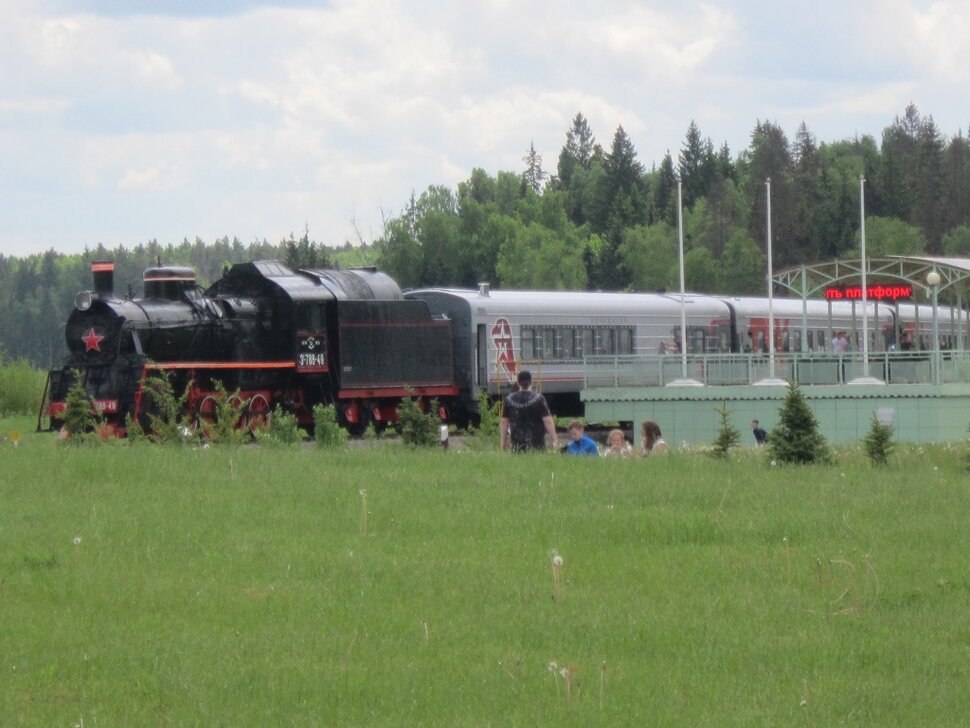 Паровоз всё мчится