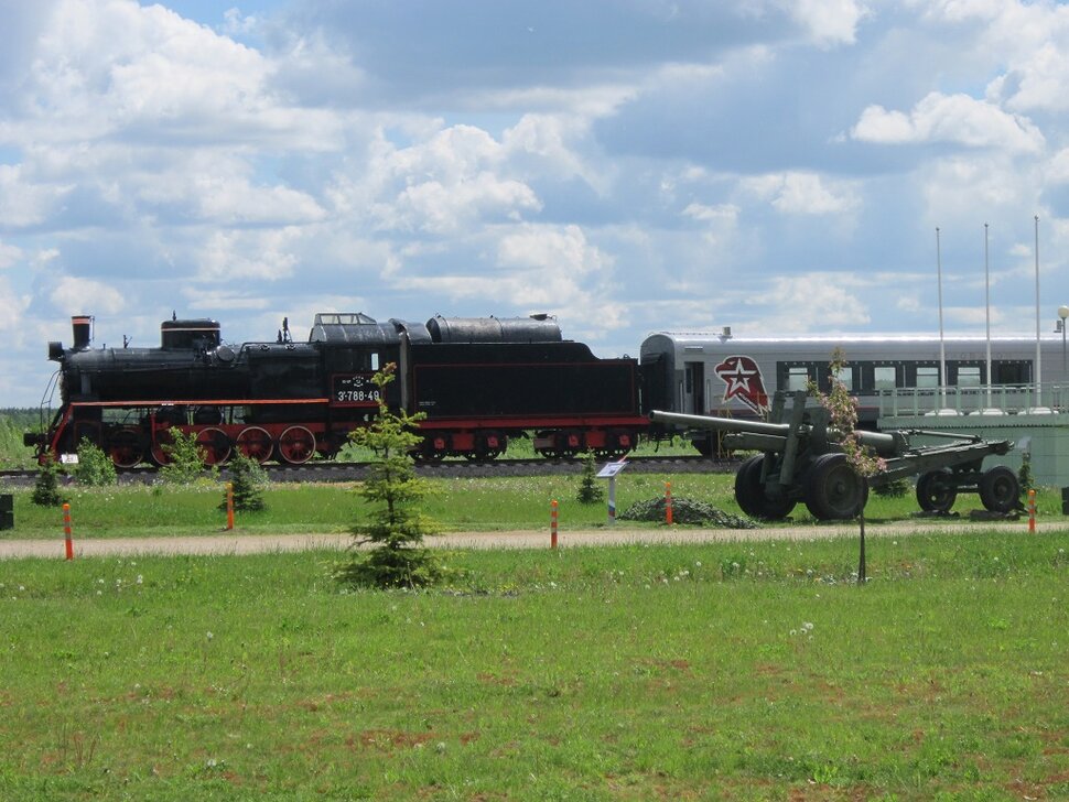 Паровоз всё мчится