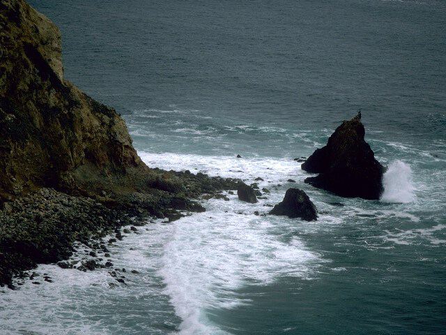 Скалы на море