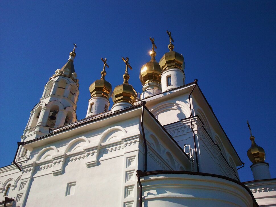 У храма