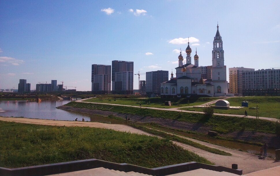У реки