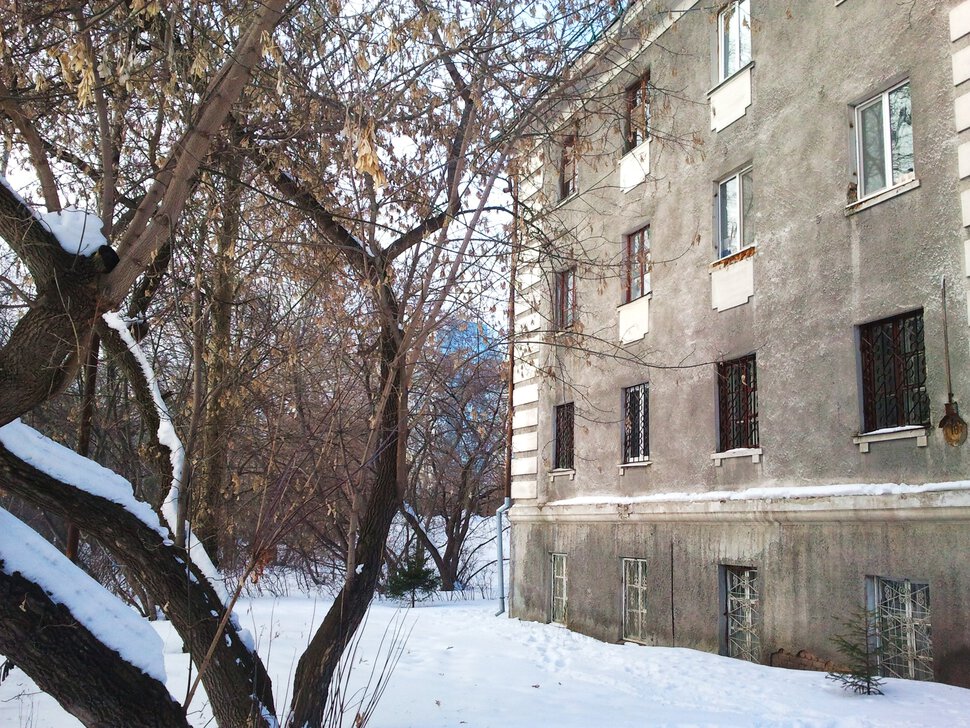 Зима и старый домик