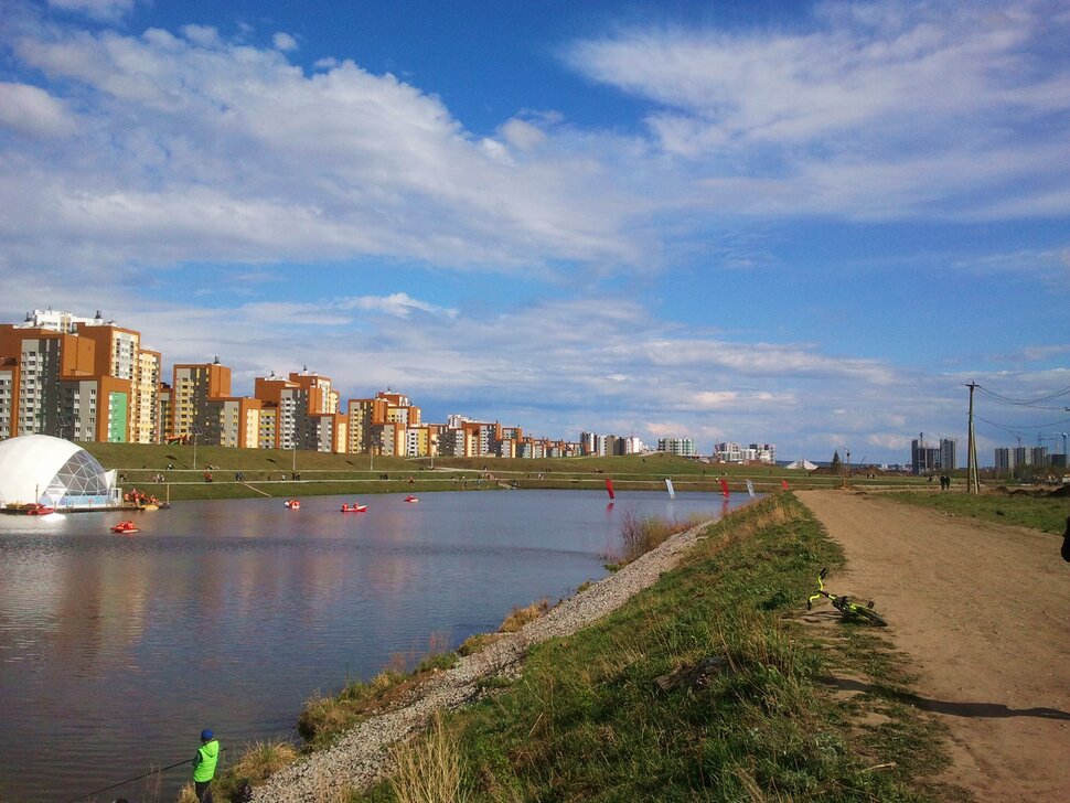 По бережку