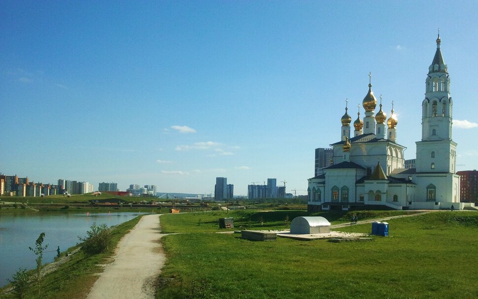 У реки