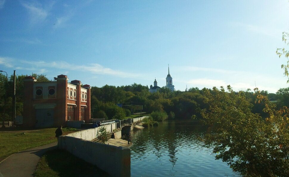 У реки