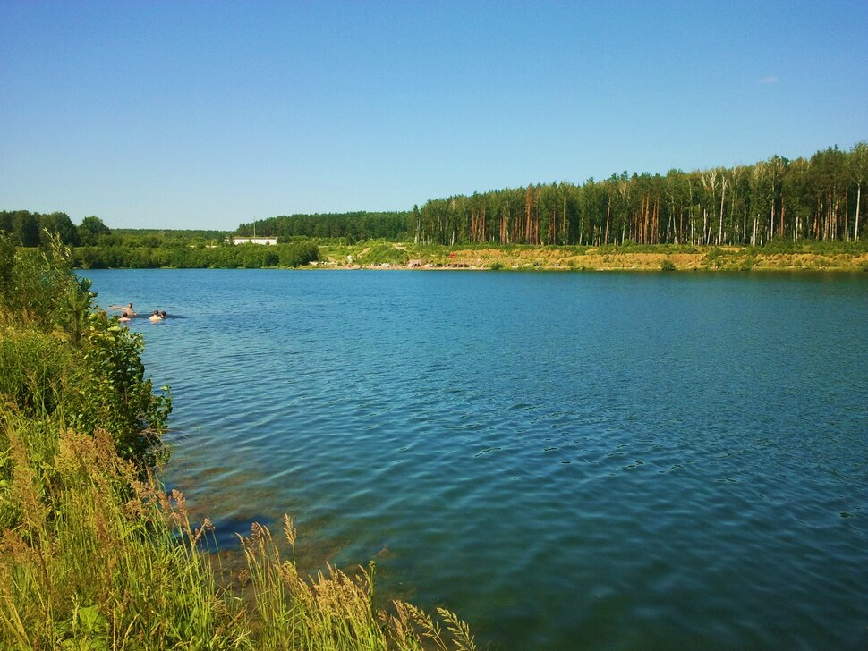 У озера