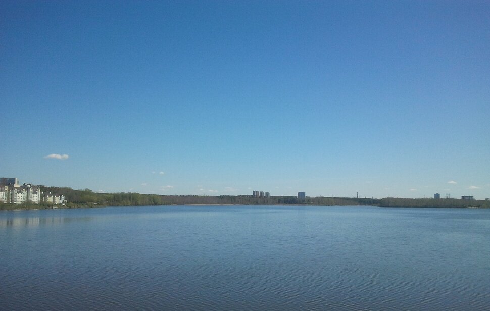 У реки