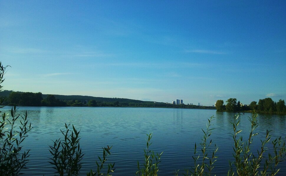 Синее небо, синяя вода