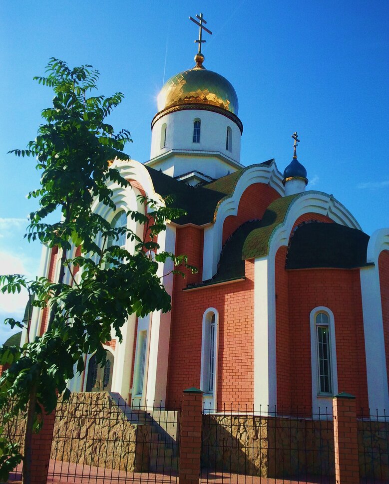 У храма