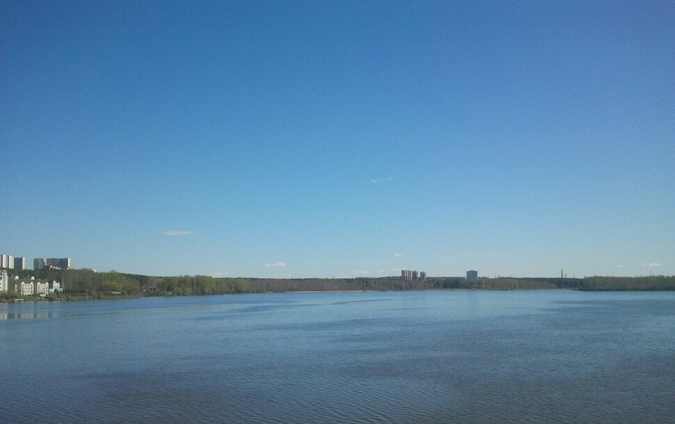 У реки