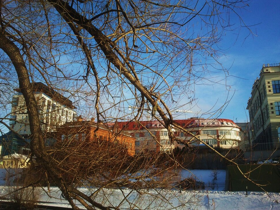 У реки
