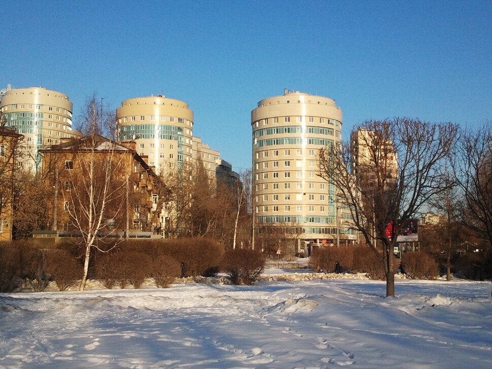 В заснеженном сквере