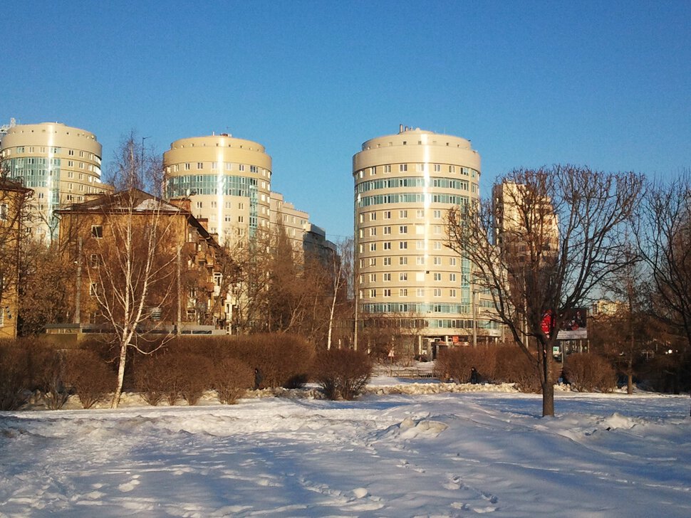 В заснеженном сквере