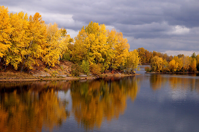 Осень на речной дамбе