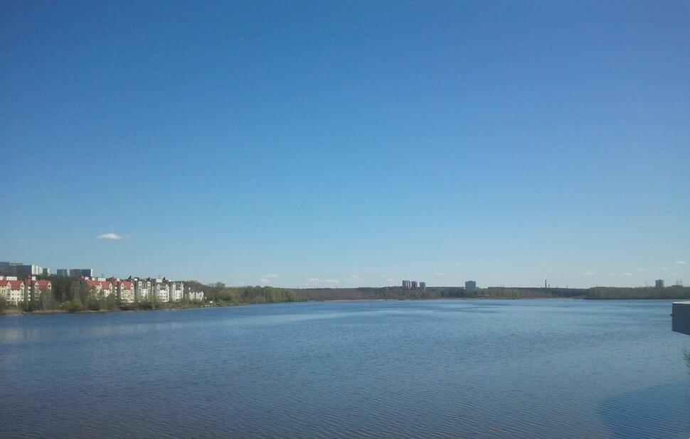 У реки