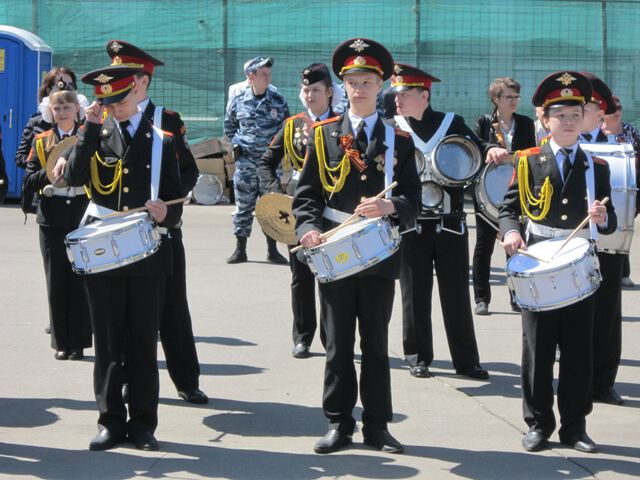 Светлый праздник - День Победы. В барабаны бьют кадеты