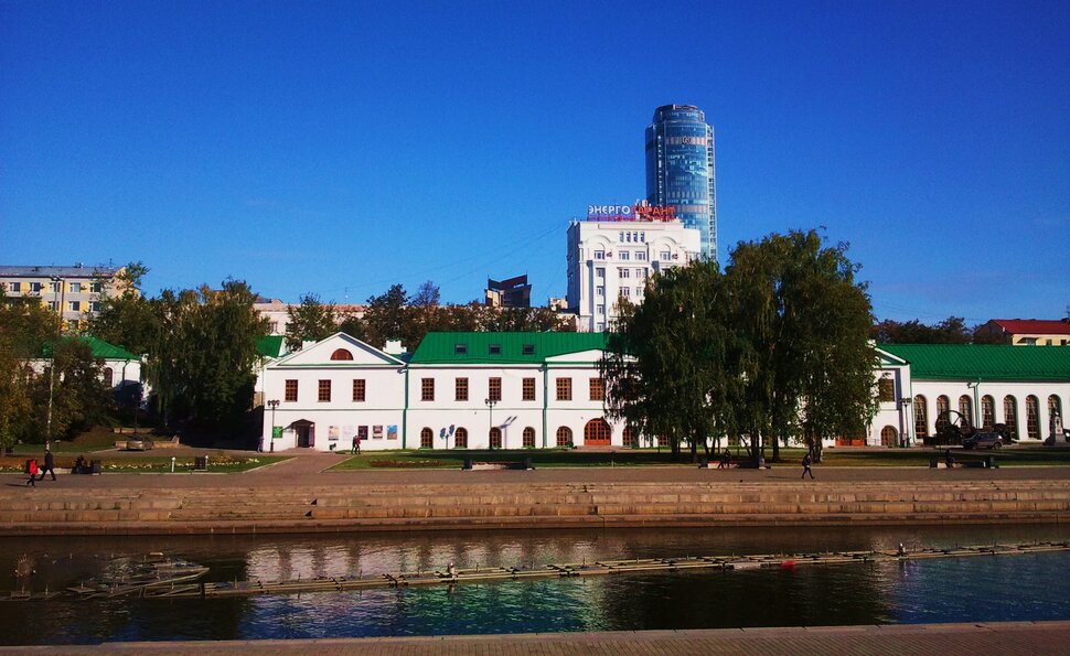 В сквере у реки