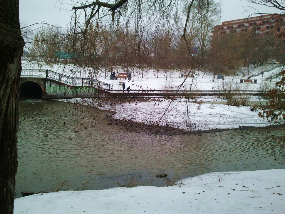 Река еще не замерзла