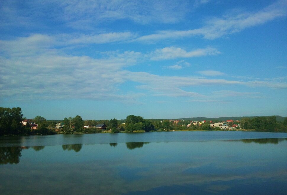 У реки