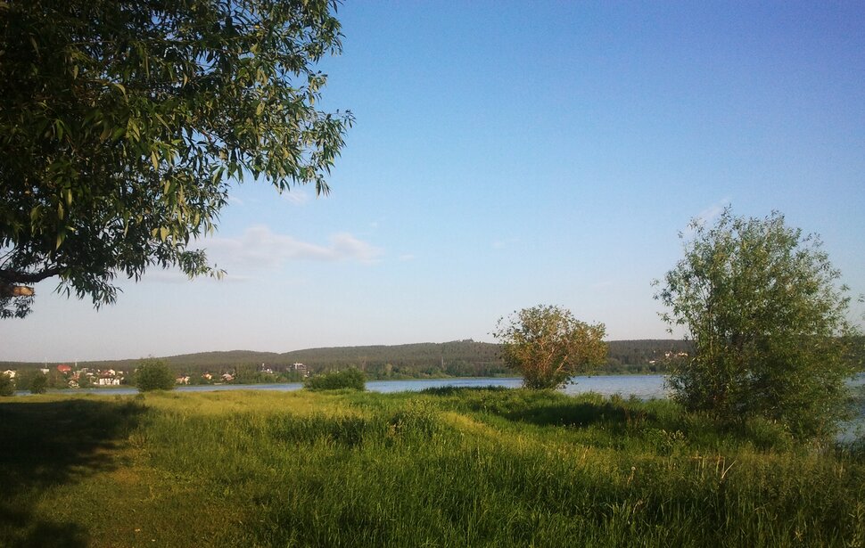 У реки