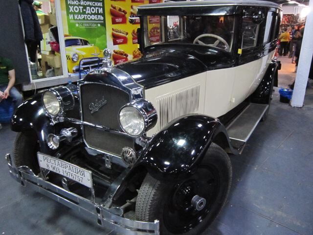 Чёрно-белый Packard 526