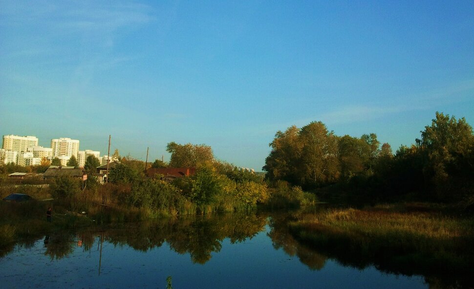У реки