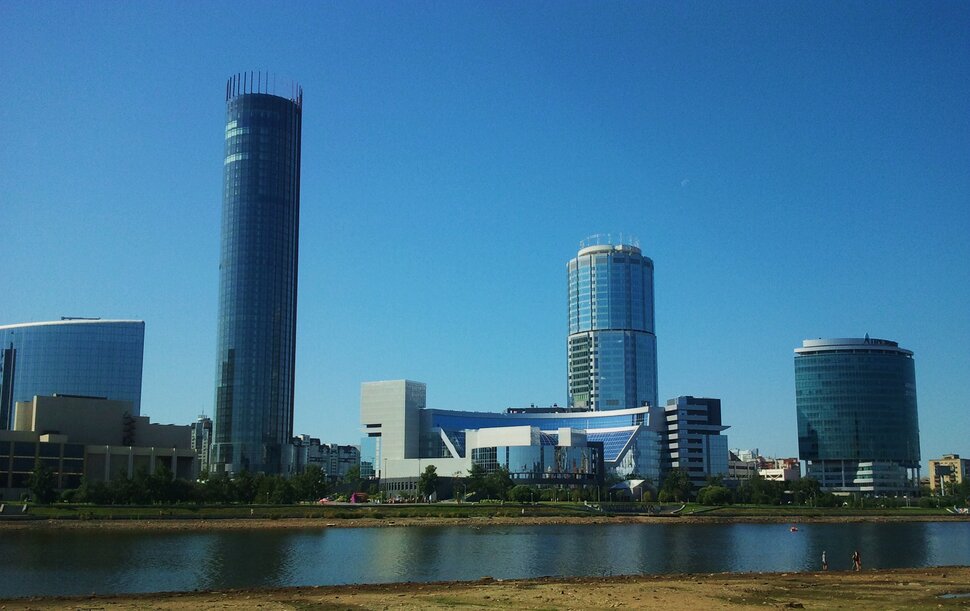 У реки