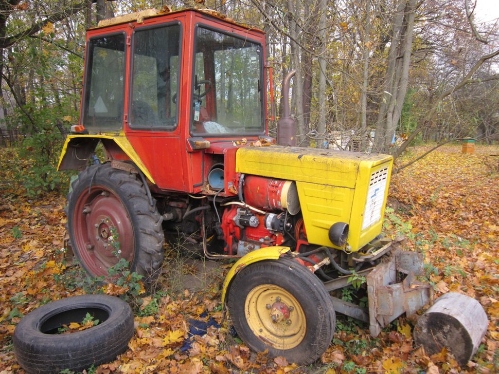 Трактор осенью