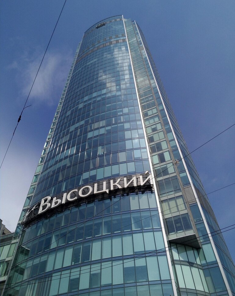 У домика