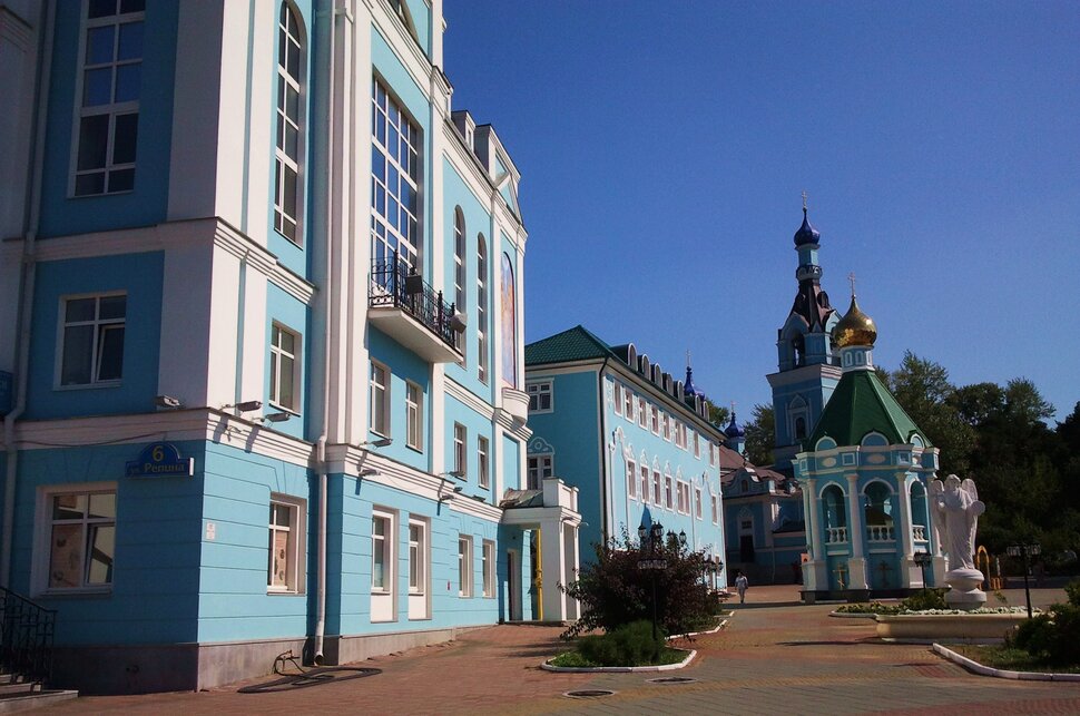 У храма