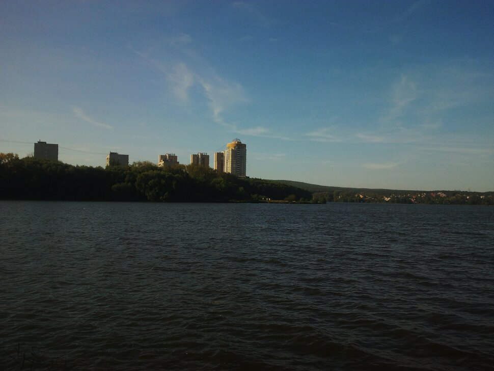 У реки