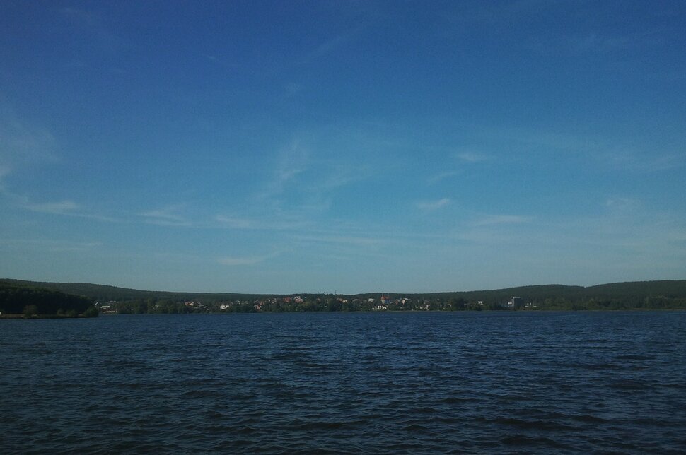 У реки