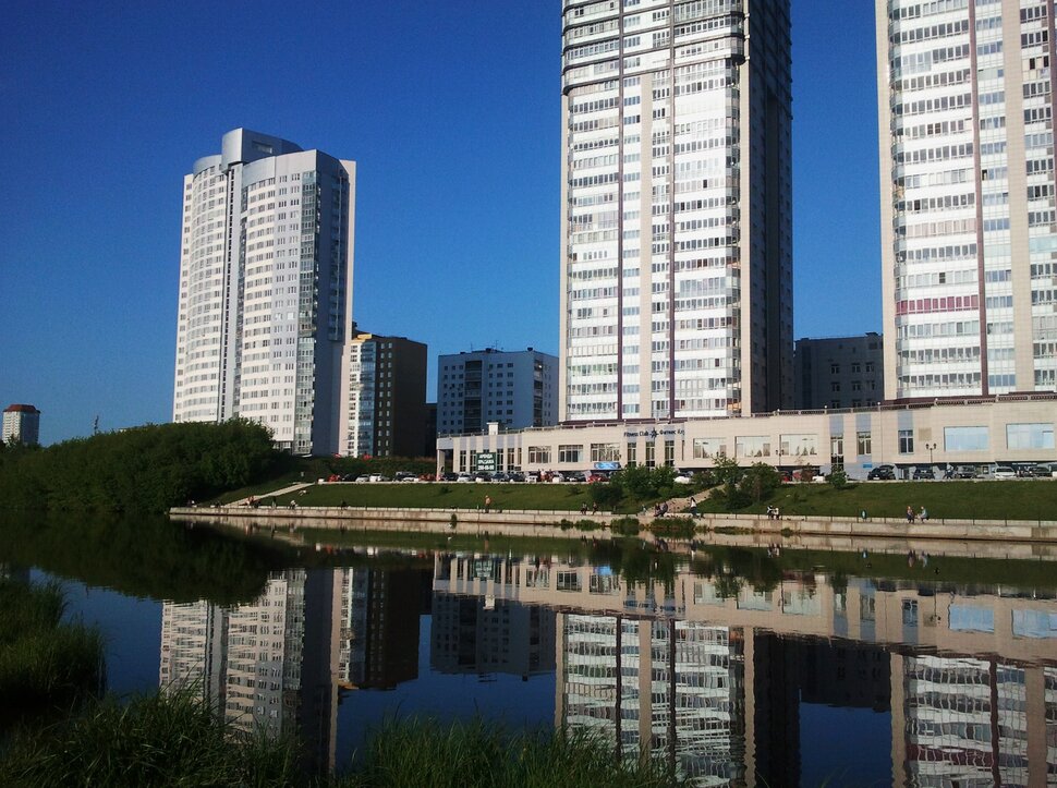 У реки