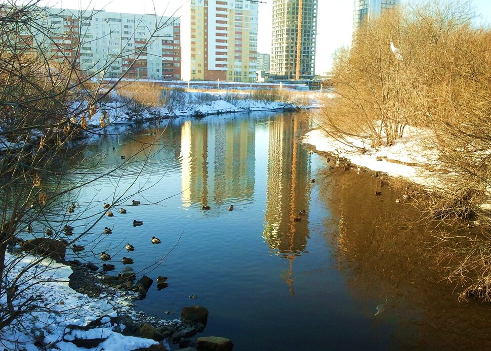 У реки