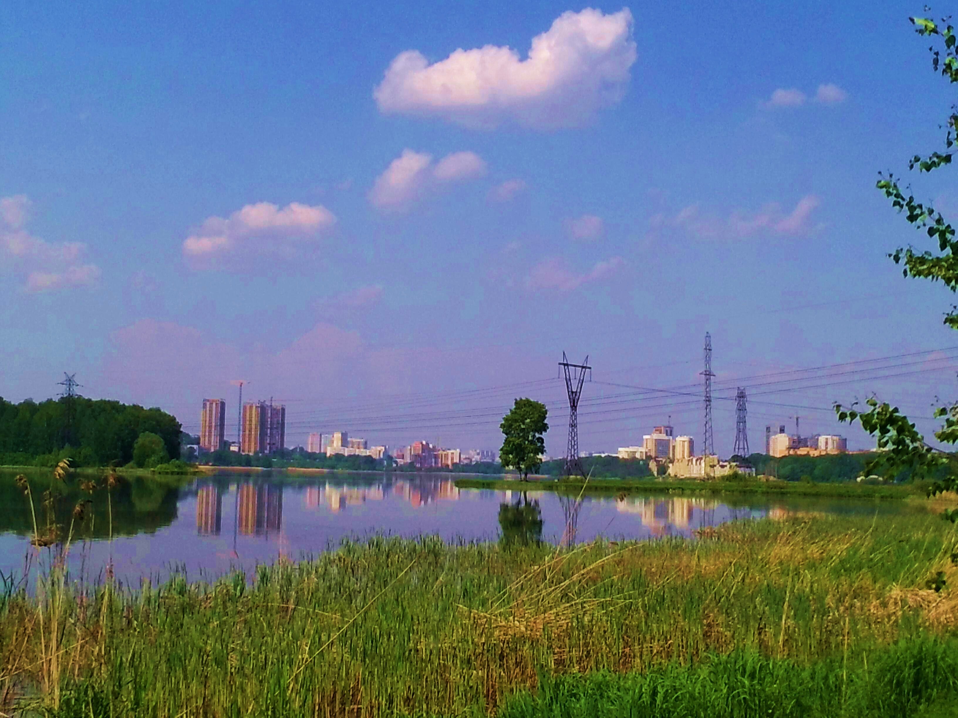 Озеро в городе озеры