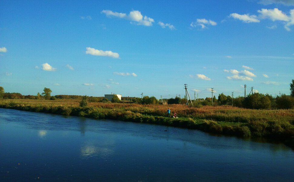 По реке за городом