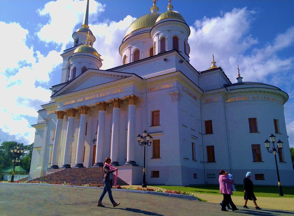 У храма