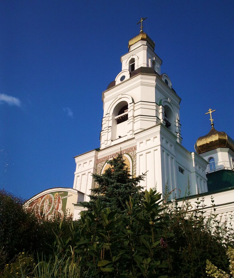 У храма