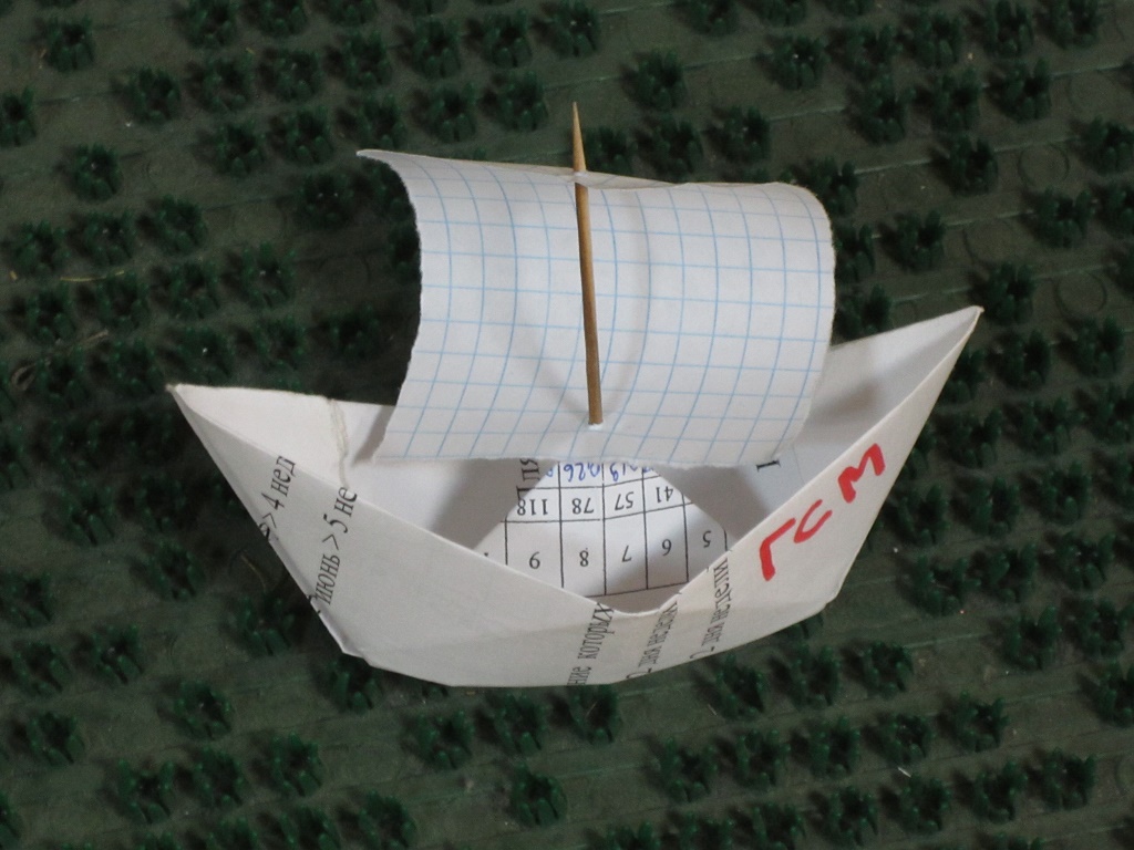 Как сделать кораблик из бумаги фото. Бумажный кораблик оригами. Парусник из бумаги. Бумага корабль. Корабль с парусами из бумаги.