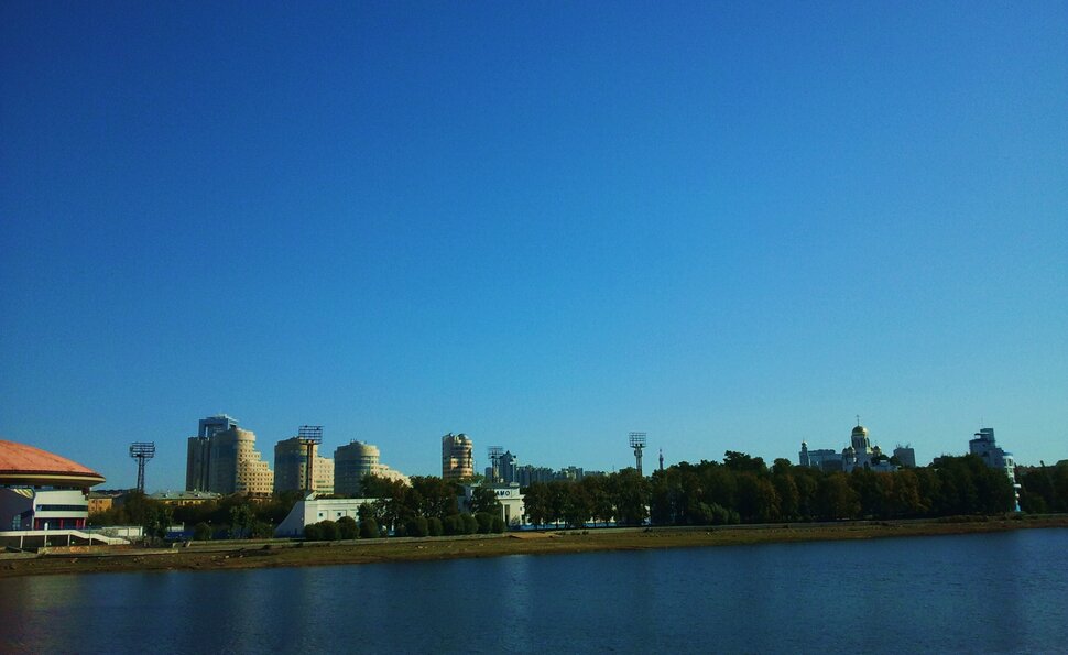 У реки